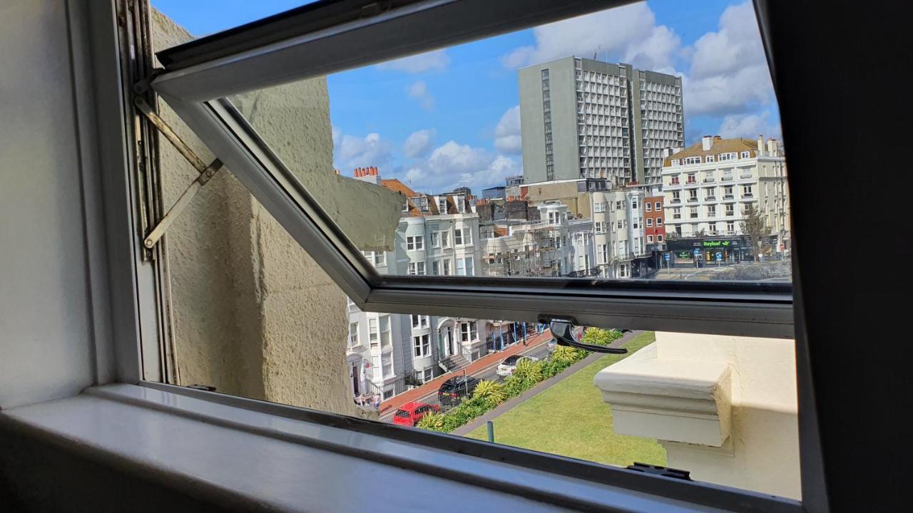 A Room With A View Brighton Exterior foto A window in Brussels