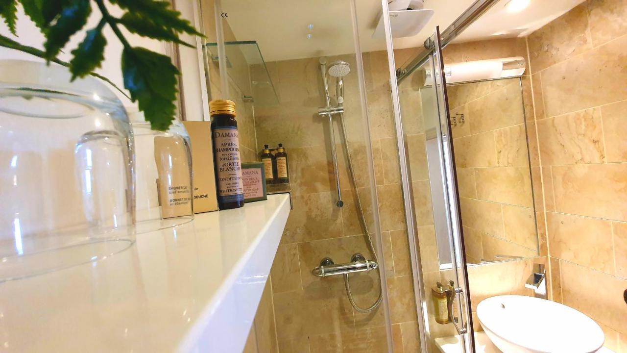 A Room With A View Brighton Exterior foto A shower with a sliding door