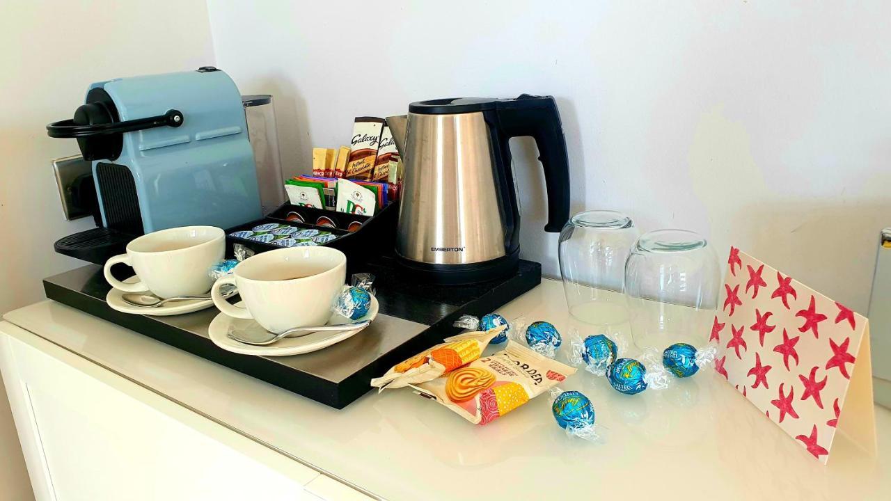 A Room With A View Brighton Exterior foto A kettle in a hotel room