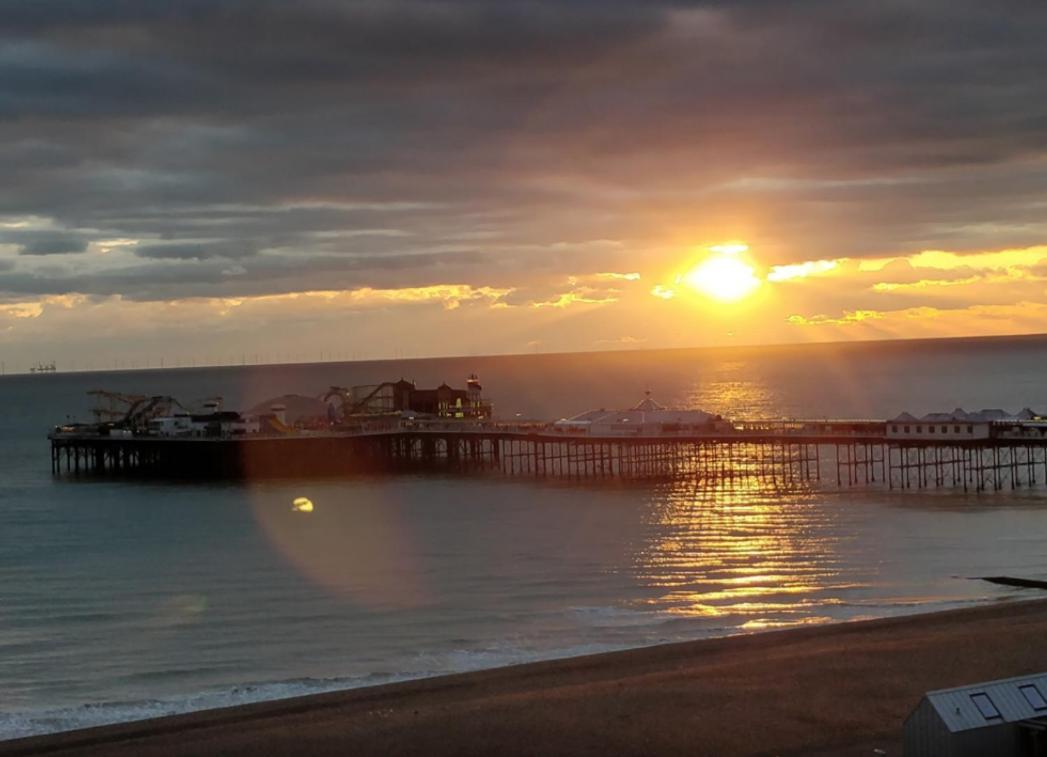 A Room With A View Brighton Cameră foto The pier at sunset